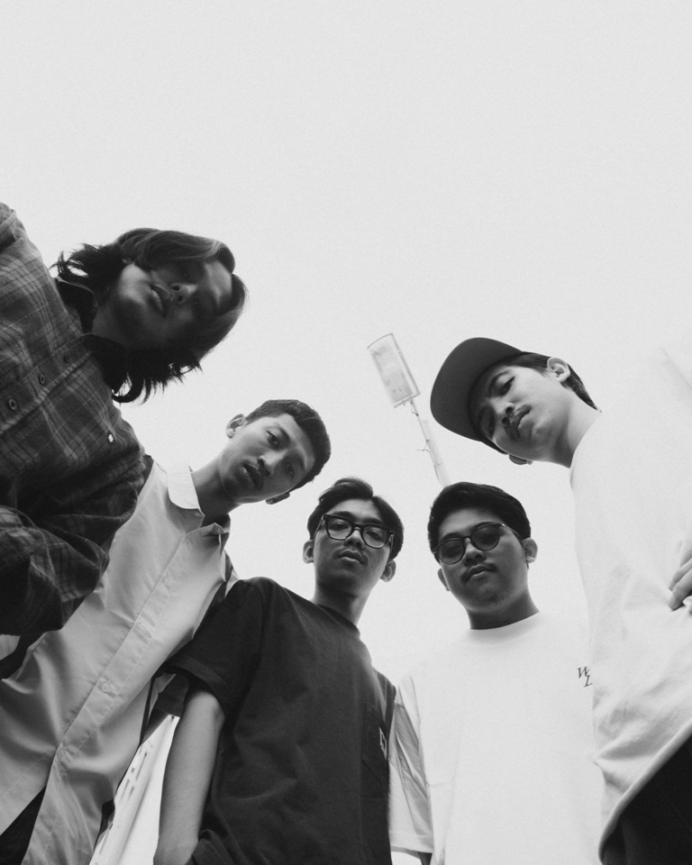 Au Revoir Mempersembahkan “BLEU” Lagu Galau yang Menggetarkan Hati dan Bikin Kangen Mantan